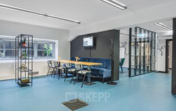 Moderne kantooruimte huren in Breda Centrum-Station met stijlvolle inrichting, open werkruimtes en veel lichtinval in het kantoorpand aan Ceresstraat 13. Ideaal voor creatieve samenwerkingen en vergaderingen.