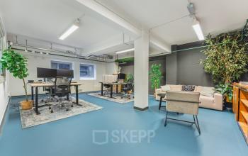Moderne kantoorruimte huren op Ceresstraat 13, Breda Centrum-Station, met flexibele werkplekken, planten en comfortabele zitmogelijkheden.