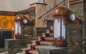 Entree van een historisch kantoorpand aan Ceresstraat 13 in Breda Centrum-Station, met opvallende art-deco elementen en marmeren details. Ideale locatie voor bedrijven die kantoorruimte willen huren.