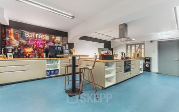 Moderne pantry met koffiehoek in het kantoorpand op Ceresstraat 13, ideaal voor kantoorruimte huren in Breda Centrum-Station.