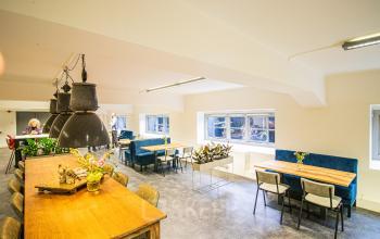 Gemeubileerde kantoorruimte in Breda Centrum-Station aan Ceresstraat 13, met werkplekken en comfortabele zitgelegenheden onder moderne verlichting.