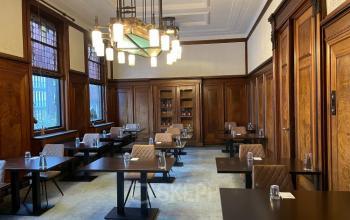 Klassiek ingerichte kantoorruimte met houten lambrisering en plafondverlichting in kantoorpand aan de Ceresstraat 13, Breda Centrum-Station.