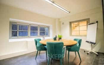 Moderne kantoorruimte te huur op Ceresstraat 13, Breda Centrum-Station, met stijlvolle vergadertafel en comfortabele stoelen.