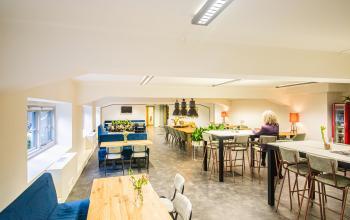 Moderne en lichte kantoorruimte in het kantoorpand aan Ceresstraat 13, Breda Centrum-Station, met medewerkers aan het werk.