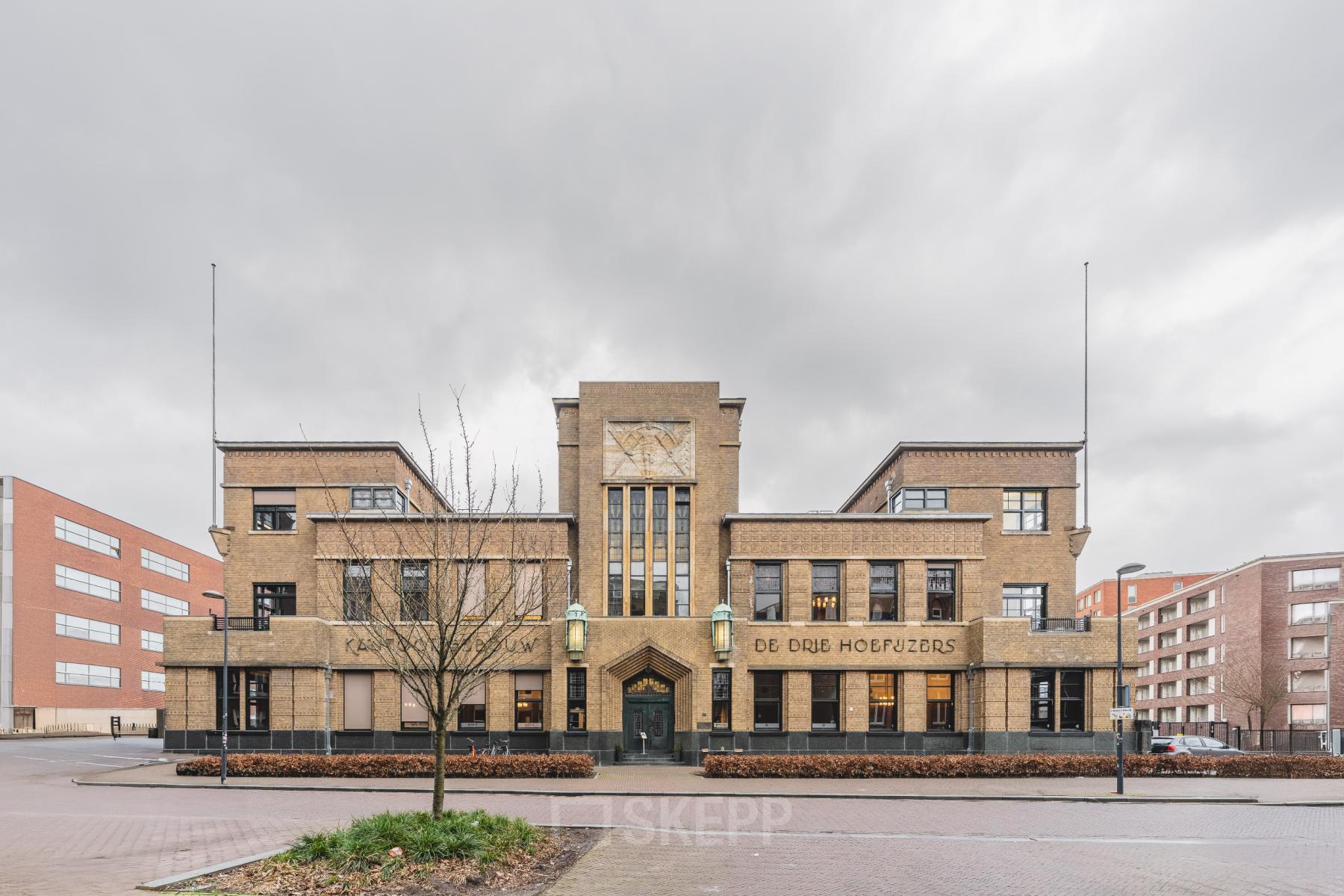 Vooraanzicht van een indrukwekkend kantoorpand aan de Ceresstraat 13 in Breda Centrum-Station. Het gebouw heeft een klassieke uitstraling met bakstenen en grote ramen.