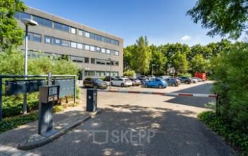 Buitenaanzicht van kantoorpand op Westboek 36-66, Breda Noord-West, met parkeerruimte en groene omgeving. Opties voor kantoorruimte huren beschikbaar in een zakelijke setting.