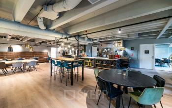Kantoorruimte huren in een modern ingericht kantoorpand op Heerbaan 14, Breda Oost-Brabantpark. Gezellige gemeubileerde open floorplan met diverse zithoeken, ideaal voor teamwork en meetings.