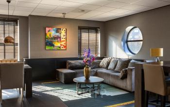 Stijlvolle kantoorruimte huren in een modern kantoorpand in Breda Oost-Brabantpark met comfortabele banken en moderne decoratie.