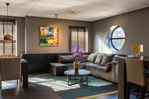 Stijlvolle kantoorruimte huren in een modern kantoorpand in Breda Oost-Brabantpark met comfortabele banken en moderne decoratie.