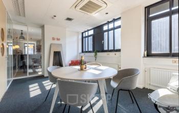 Kantoorruimte huren aan de Druivenstraat 25-31 in Breda Oost, met modern interieur en grote ramen die natuurlijk licht binnenlaten. Geschikt voor overleg of als werkkamer.