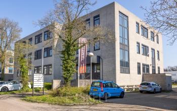 Kantoorpand op Druivenstraat 25-31 in Breda Oost met ruime parkeergelegenheid voor de deur. Modern gebouw geschikt voor bedrijven die kantoorruimte willen huren.
