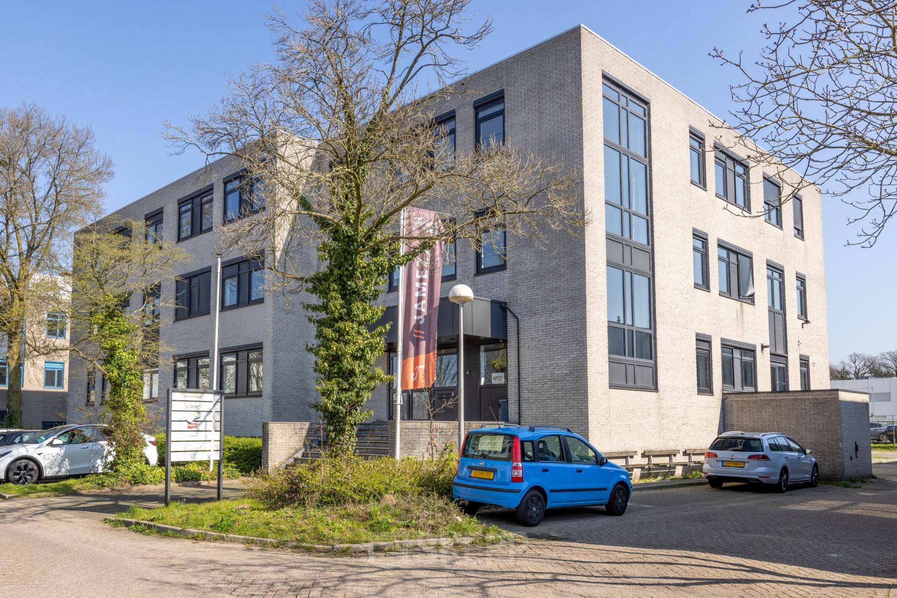 Kantoorpand op Druivenstraat 25-31 in Breda Oost met ruime parkeergelegenheid voor de deur. Modern gebouw geschikt voor bedrijven die kantoorruimte willen huren.
