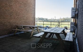 buitenplaats picknicktafels lunchen zonnig