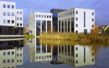 Capelle aan den IJssel representatief kantoorgebouw met een aantrekkelijke vijver bij het kantoor, fraai uitzicht vanuit de kantoorruimte