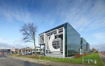 Modern kantoorpand op Rietbaan 2-12 in Capelle aan den IJssel met grote glazen façade, perfect voor bedrijven die kantoorruimte willen huren dichtbij voorzieningen.