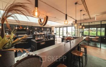 Moderne kantoorruimte huren in Capelle aan den IJssel, Rietbaan 2-12, met stijlvolle inrichting, open vloerplan en grote ramen voor veel natuurlijk licht. Zakelijke sfeer met zithoeken.