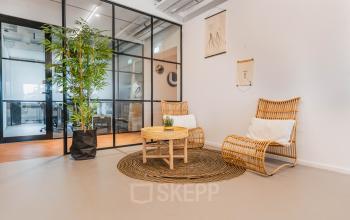 Interieur van kantoorpand op Rietbaan 2-12, Capelle aan den IJssel, met moderne inrichting, glazen wanden en natuurlijke accenten. Perfecte plek om kantoorruimte te huren.