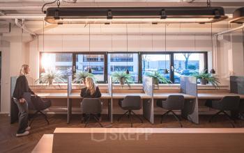 Modern kantoorpand aan Rietbaan 2-12 in Capelle aan den IJssel met ruime werkplekken, sfeervolle inrichting en natuurlijk licht. Ideaal voor bedrijven die kantoorruimte willen huren met flexibele werkplekken en groene accenten.