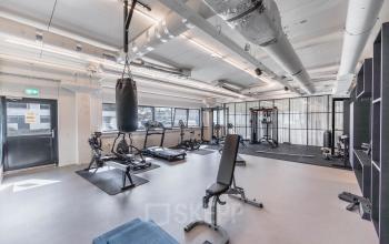 Moderne kantooruimte op Rietbaan 2-12 in Capelle aan den IJssel met fitnessapparatuur en een strakke afwerking. Ideaal voor bedrijven die kantoorruimte huren en sportfaciliteiten willen integreren.