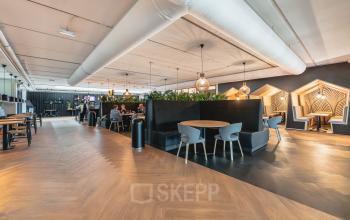 Ruime en stijlvolle werkruimte in kantoorpand Rietbaan 2-12, Capelle aan den IJssel met moderne inrichting en houten vloeren. Optimaal voor bedrijven die kantoorruimte huren willen.