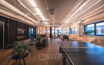 Ruime kantoorpand op Rietbaan 2-12 in Capelle aan den IJssel met moderne inrichting, tafels voor werkoverleg en een tafeltennistafel voor ontspanning. Ideale plek om kantoorruimte te huren.