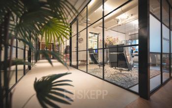 Moderne kantoorruimte in een glazen kantoor op Rietbaan 2-12, Capelle aan den IJssel, met een stijlvolle inrichting en natuurlijke lichtinval.