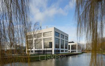 Exterieur van het kantoorpand aan Rietbaan 2-12 in Capelle aan den IJssel, met moderne architectuur gelegen aan het water, biedt een unieke kans voor kantoorruimte huren.