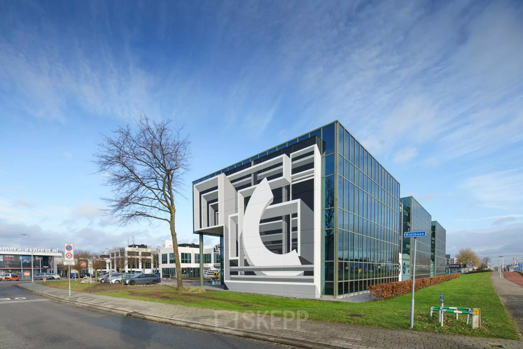 Modern kantoorpand op Rietbaan 2-12 in Capelle aan den IJssel met grote glazen façade, perfect voor bedrijven die kantoorruimte willen huren dichtbij voorzieningen.