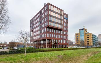Modern kantoorpand op Fascinatio Boulevard 562, Capelle aan den IJssel, met indrukwekkende rode baksteen architectuur. Ideaal voor kantoorruimte huren.