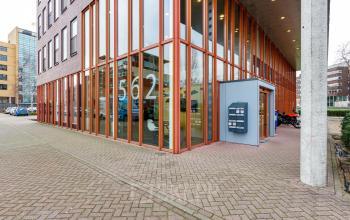 Buitenzijde van een modern kantoorpand op Fascinatio Boulevard 562 in Capelle aan den IJssel met grote ramen en ingang. Perfect voor kantoorruimte huren.