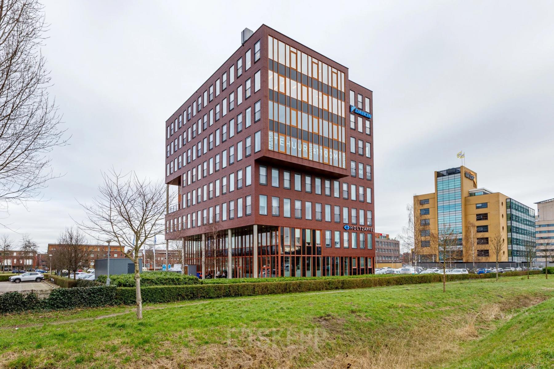 Modern kantoorpand op Fascinatio Boulevard 562, Capelle aan den IJssel, met indrukwekkende rode baksteen architectuur. Ideaal voor kantoorruimte huren.