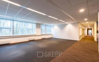 Ruim kantoor op Rhijnspoor 209-263, Capelle aan den IJssel met tapijt, grote ramen en wit plafond, ideaal voor kantoorruimte huren.
