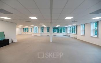 Ongemeubileerd kantoor aan Rhijnspoor 209-263 in Capelle aan den IJssel, met ruime open vloer en grote ramen voor natuurlijk licht, ideaal om te huren voor diverse zakelijke activiteiten.
