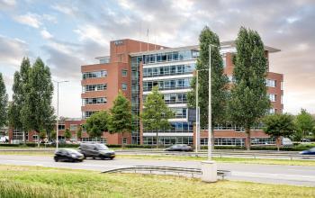 Kantoorpand aan Fascinatio Boulevard 522 in Capelle aan den IJssel, prachtige bakstenen gevel met strakke lijnen en veel glaspartijen. Ideale plek om kantoorruimte te huren met uitstekende bereikbaarheid.