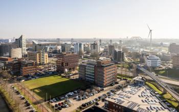Luchtfoto van het kantoorpand aan de Fascinatio Boulevard 522, Capelle aan den IJssel, omgeven door andere kantoren, met parkeerplekken en een groene omgeving, ideaal voor kantoorruimte huren.