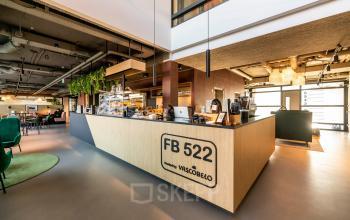 Moderne kantoorpand in Capelle aan den IJssel met ruime receptie, voorzien van koffiebar op Fascinatio Boulevard 522. De ruimte is perfect voor bedrijven die kantoorruimte willen huren.