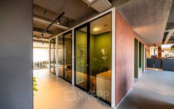 Moderne kantoorruimte huren op Fascinatio Boulevard 522, Capelle aan den IJssel, met glazen wanden en een stijlvolle inrichting. Geschikt voor bedrijven die op zoek zijn naar flexibele kantoorpanden.