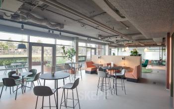 Een moderne en lichte kantoorruimte aan de Fascinatio Boulevard 522, Capelle aan den IJssel met open indeling, zitgedeelten en werkplekken. Ideaal voor bedrijven op zoek naar een inspirerende werkplek.