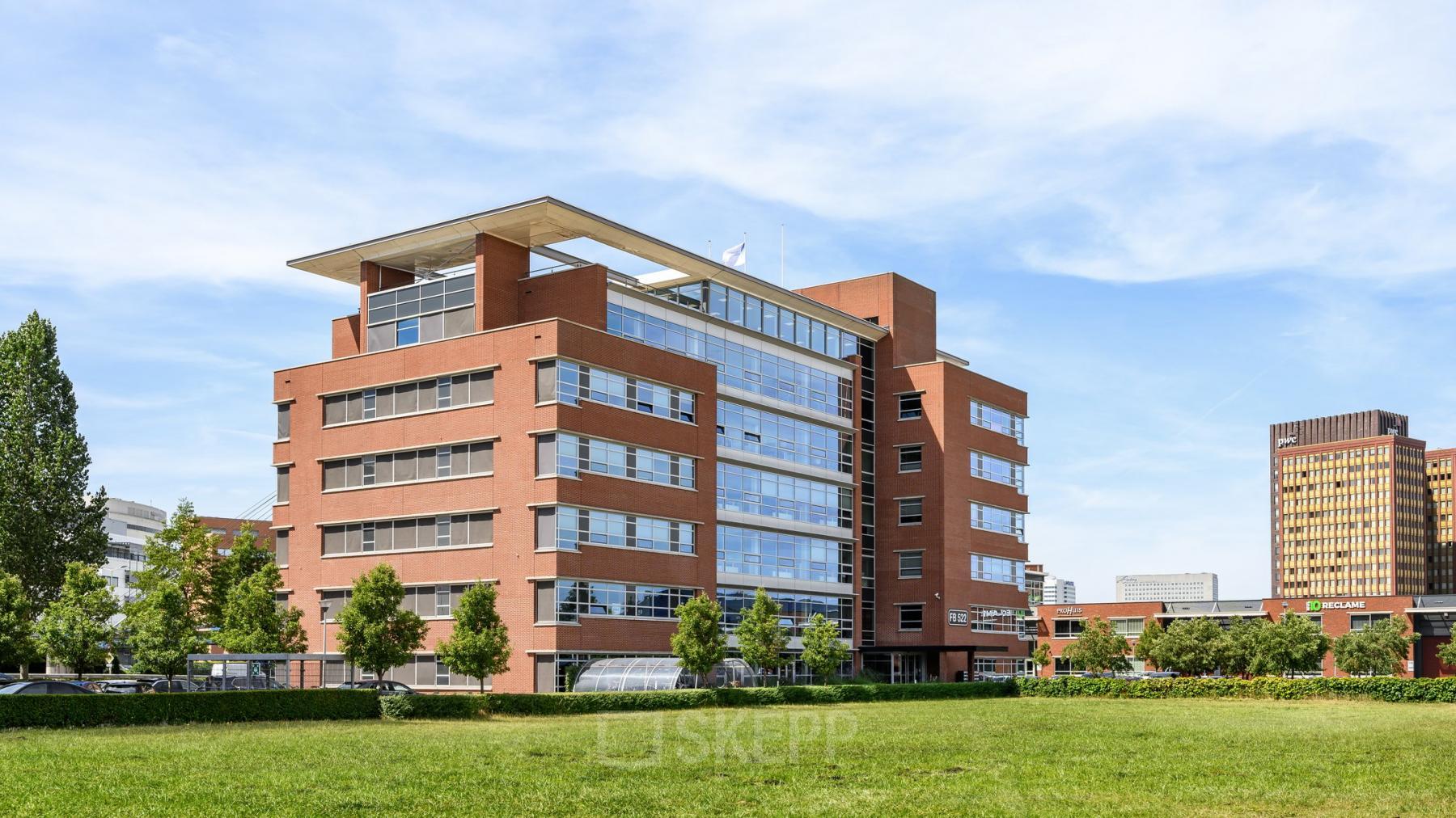 Exterieur van het kantoorpand aan de Fascinatio Boulevard 522 in Capelle aan den IJssel. Een modern gebouw met rode bakstenen en grote ramen. Ideaal voor kantoorruimte huren.