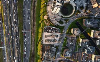 Luchtfoto van het kantoorgebied, waaronder Rivium Quadrant 75 in Capelle aan den IJssel, met moderne gebouwen en wegen.