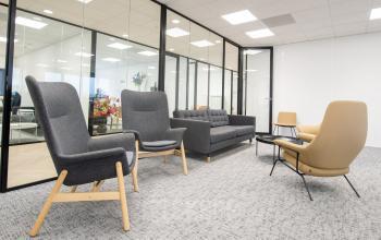 Moderne kantoorruimte in Capelle aan den IJssel met comfortabele zitgelegenheden en glazen wanden, ideaal voor huren.