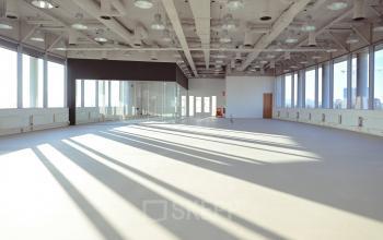 Ruime, lichte kantoorruimte huren op Rivium Quadrant 75 in Capelle aan den IJssel, met grote ramen en een open vloerplan, ideaal voor diverse zakelijke activiteiten.