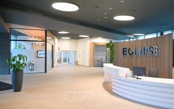 Moderne receptieruimte van kantoorpand Rivium Quadrant 75 in Capelle aan den IJssel, met zithoek en stijlvolle verlichting, ideaal voor kantoorruimte huren.