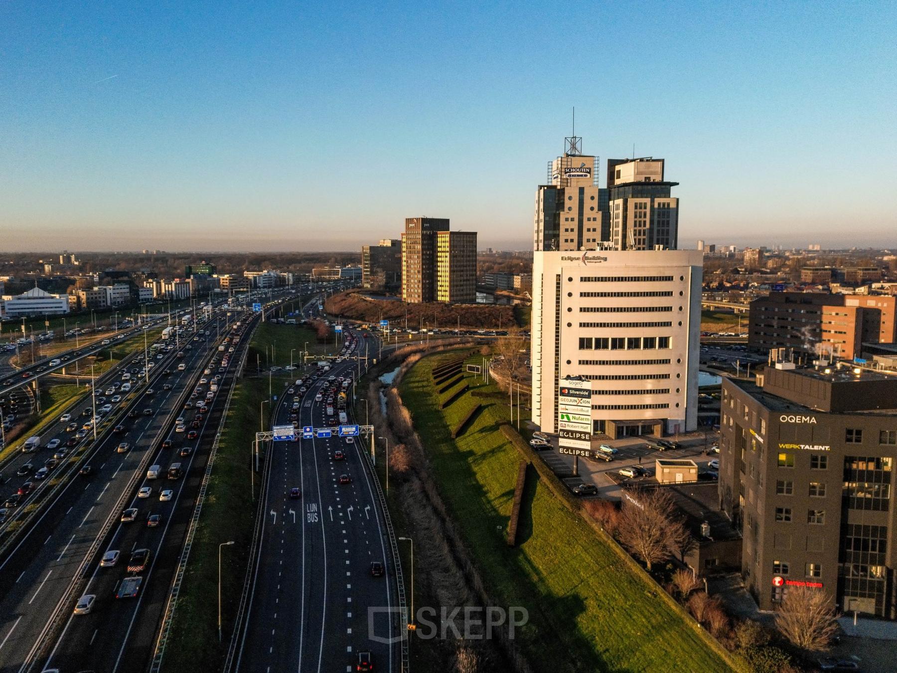 Exterieur van een kantoorpand aan Rivium Quadrant 75 in Capelle aan den IJssel, met uitzicht op nabijgelegen wegen en andere kantoren. Ideale locatie voor kantoorruimte huren dichtbij infrastructuur.