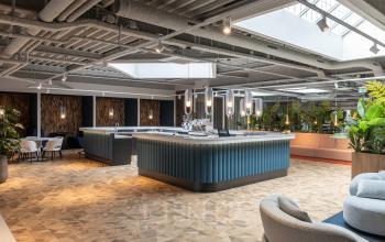 Moderne kantoorruimte met stijlvolle bar en zithoek, geschikt voor het huren van creatieve werkplekken in kantoorpand op de Essebaan 63, Capelle aan den IJssel.