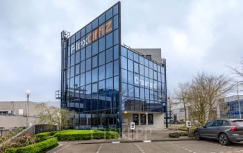 Verweven met moderne architectuur, biedt het kantoorpand op Vlierbaan 20 in Capelle aan den IJssel een representatieve ruimte voor wie kantoorruimte wil huren. Ideaal gelegen met voldoende parkeergelegenheid.