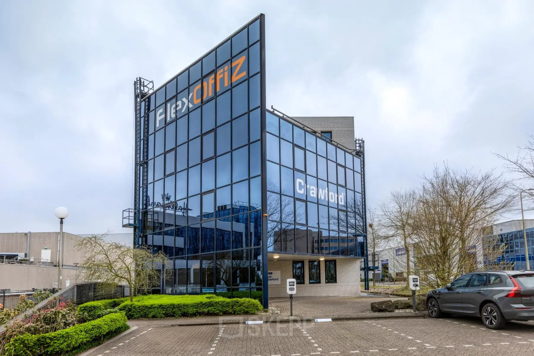 Verweven met moderne architectuur, biedt het kantoorpand op Vlierbaan 20 in Capelle aan den IJssel een representatieve ruimte voor wie kantoorruimte wil huren. Ideaal gelegen met voldoende parkeergelegenheid.