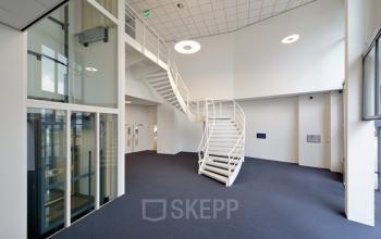 entree trappenhuis lift kantoorpand capelle aan den ijssel