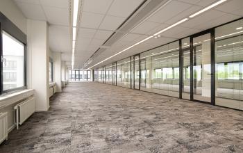 Ruime en lichte kantoorruimte op Rijnzathe 6, De Meern. De open indeling met grote ramen biedt een aangename sfeer voor zowel individueel als teamgericht werk. Een ideale plek voor kantoorruimte huren.