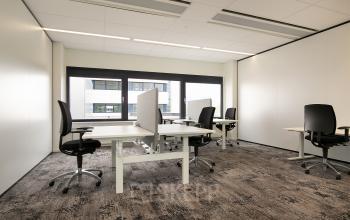 Kantoorruimte huren op Rijnzathe 6 in De Meern biedt een moderne en ruime werkplek met meerdere bureaus en comfortabele stoelen. Grote ramen zorgen voor veel natuurlijk licht.